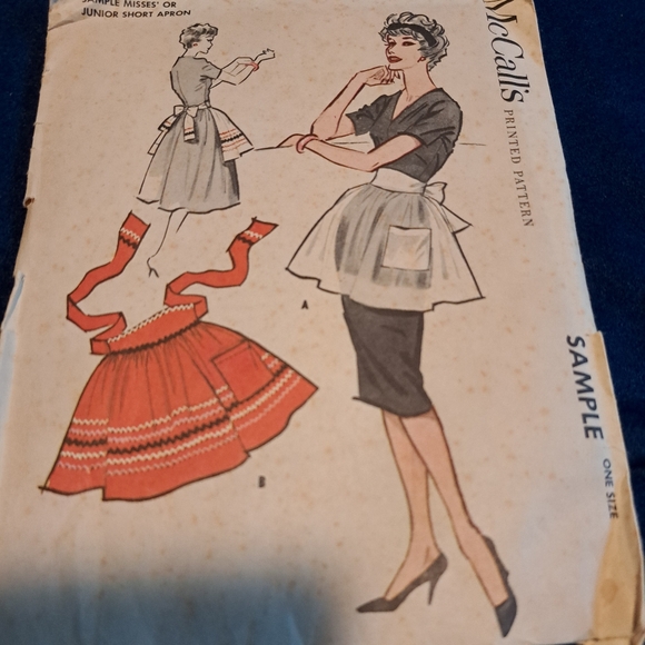4 Vtg Unused Apron Patterns - Picture 3 of 5